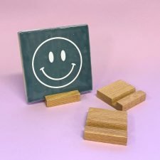 Houten tegelhouder met tegel met smiley